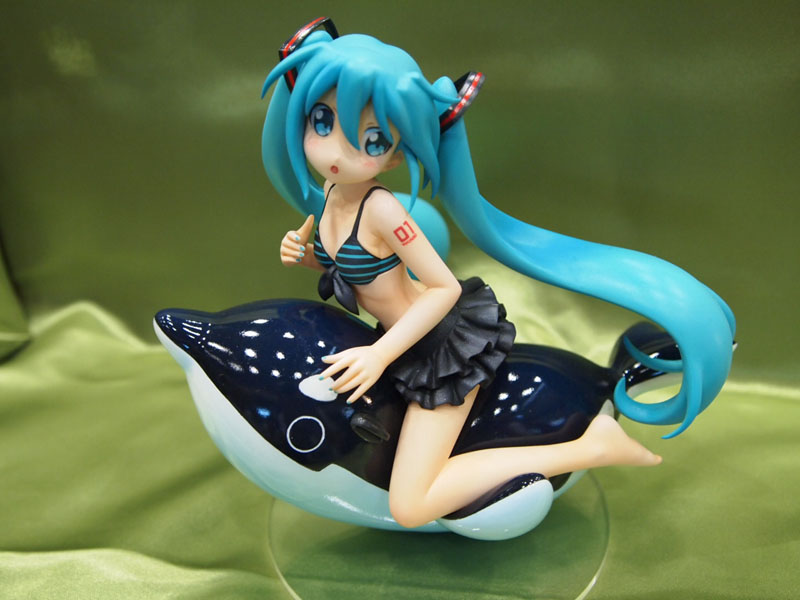 Illustration for article titled Quick! Zone of the Enders or Miku Hatsune Figures? Which Do You Want?